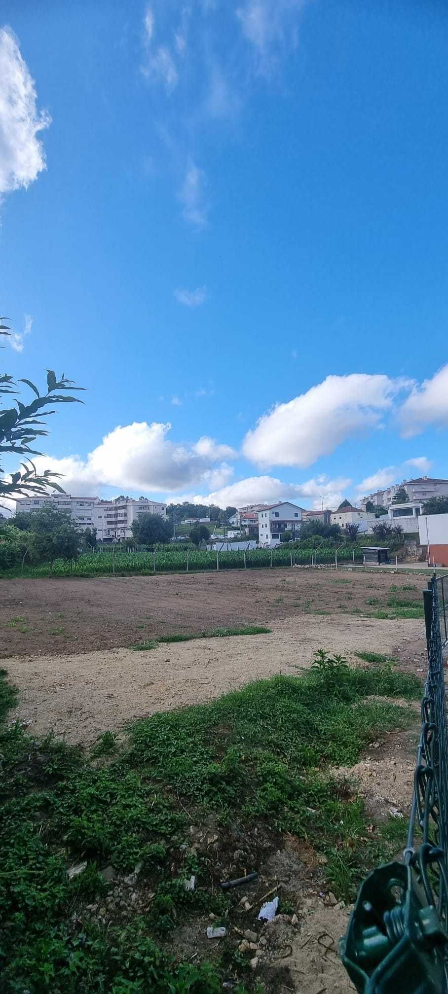 Arrenda-se - Lugar de Estacionamento/Armazenamento em Terreno Privado