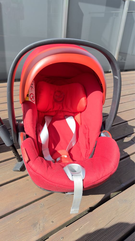 Fotelik Cybex z baza i adapterami czerwonyj