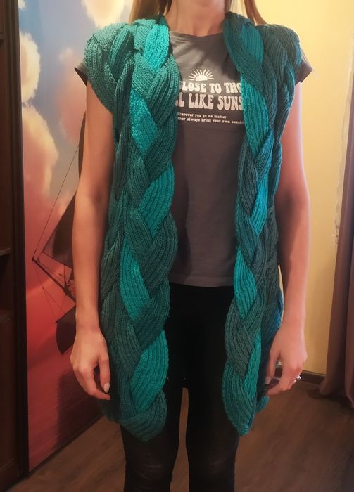 Вязаный жилет ручной работы