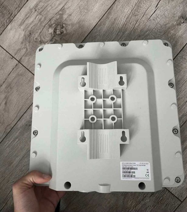 Modem wraz z anteną zewnętrzną ZTE gratis uchwyt do ściany.