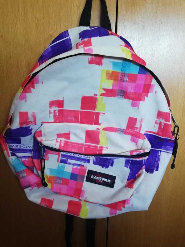 Mochila Eastpak colorida