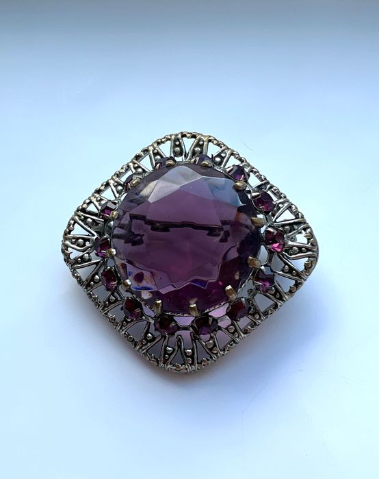 Вінтажна брошка з фіолетовим каменем