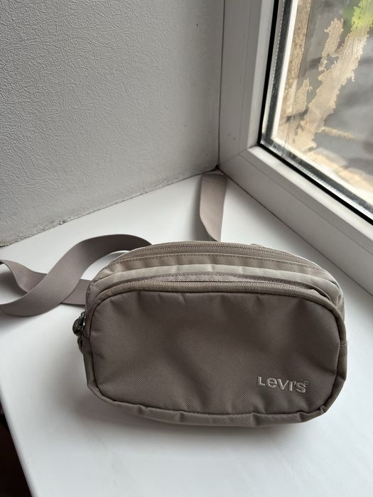 Бежева поясна сумочка від бренду Levi’s