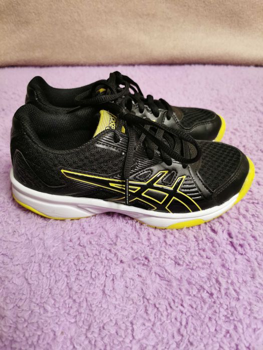 Asics buty sportowe na halę Upcourt 3 GS JR 1074A005-003 r. 32,5