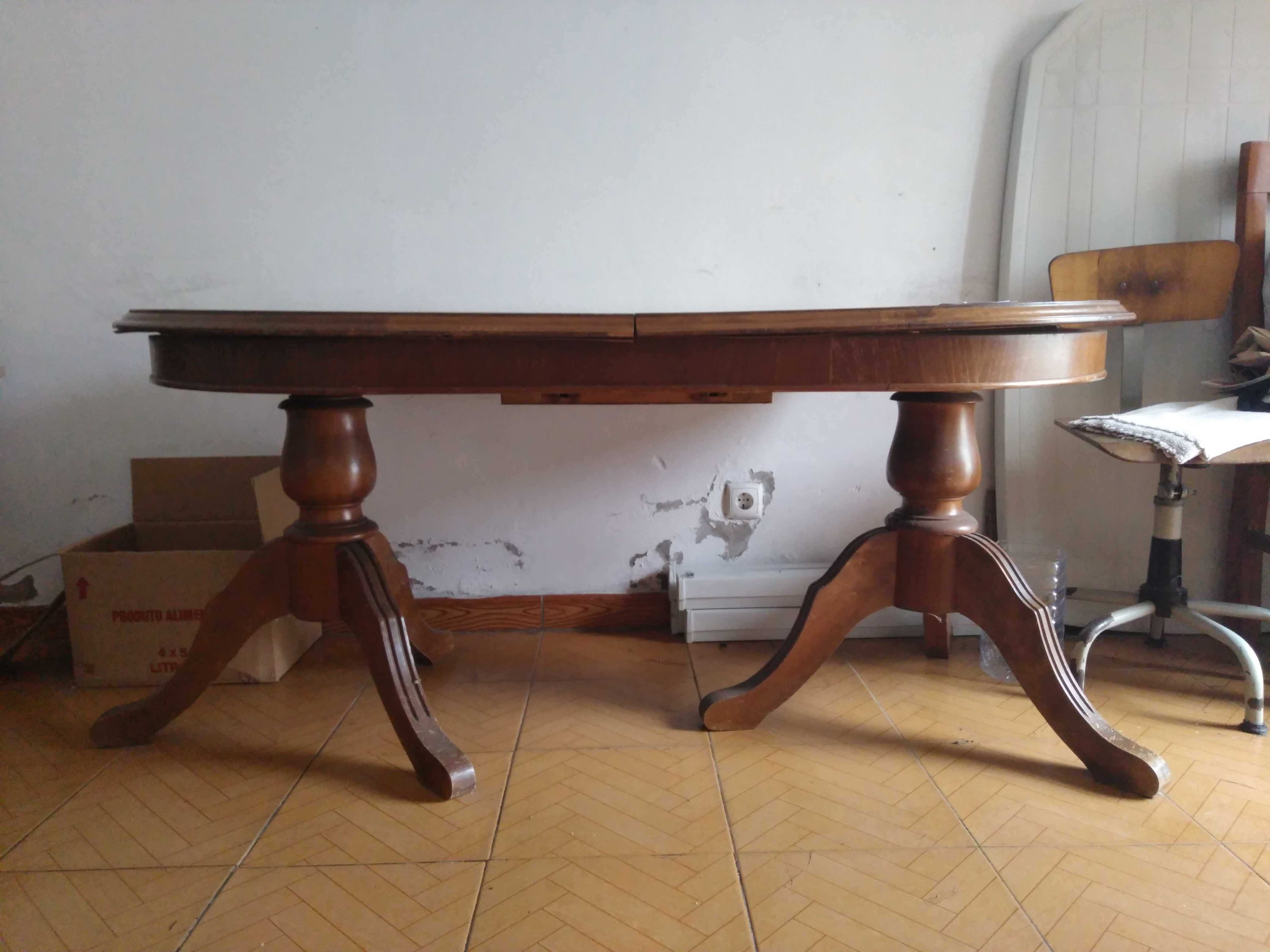 Mesa de madeira antiga