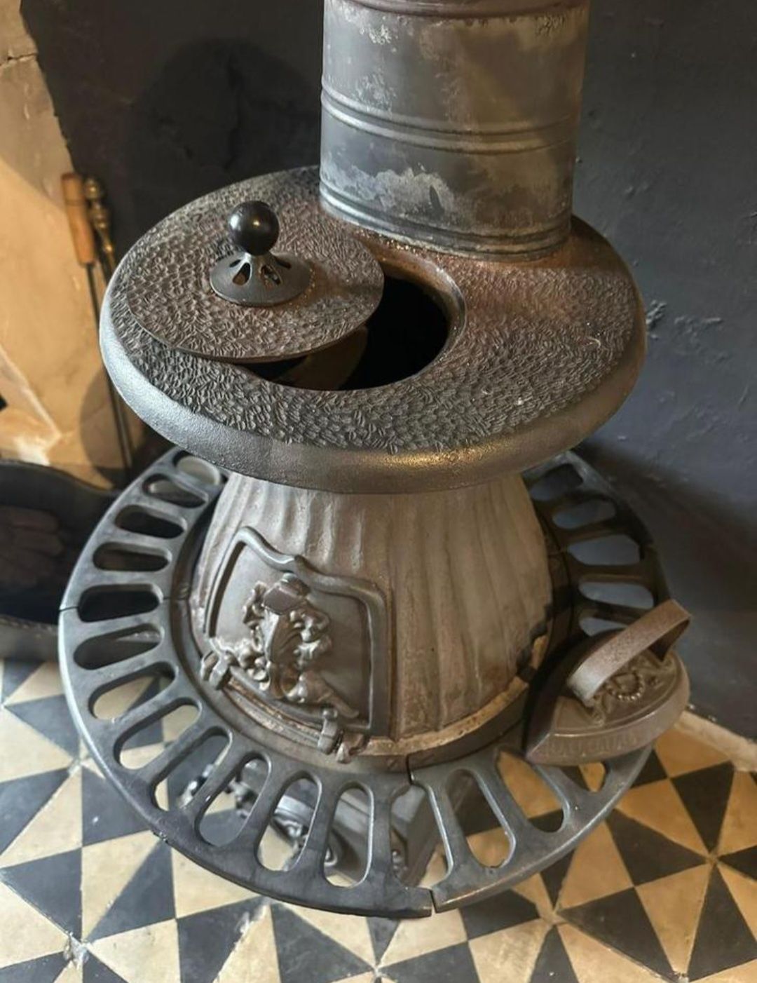 Piękny piec żeliwny