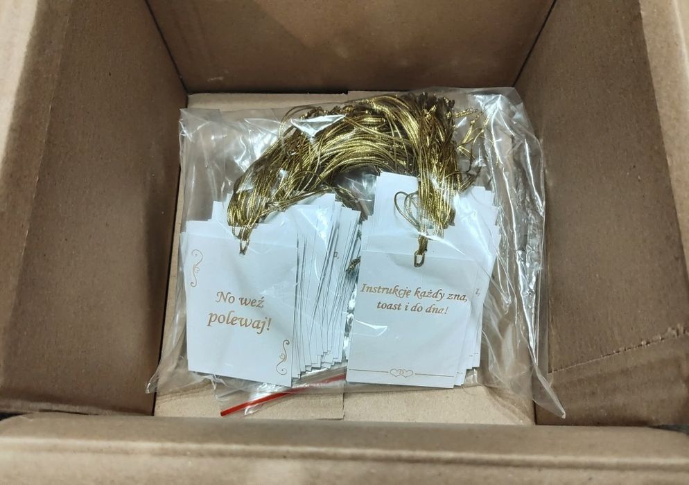 Zawieszki na butelki złote napisy