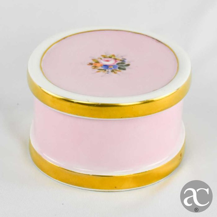Caixa oval, porcelana Vista Alegre decorada com flores e dourados