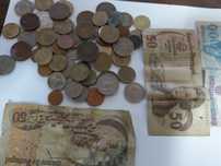 Moedas e notas portuguesas e estrangeiras.