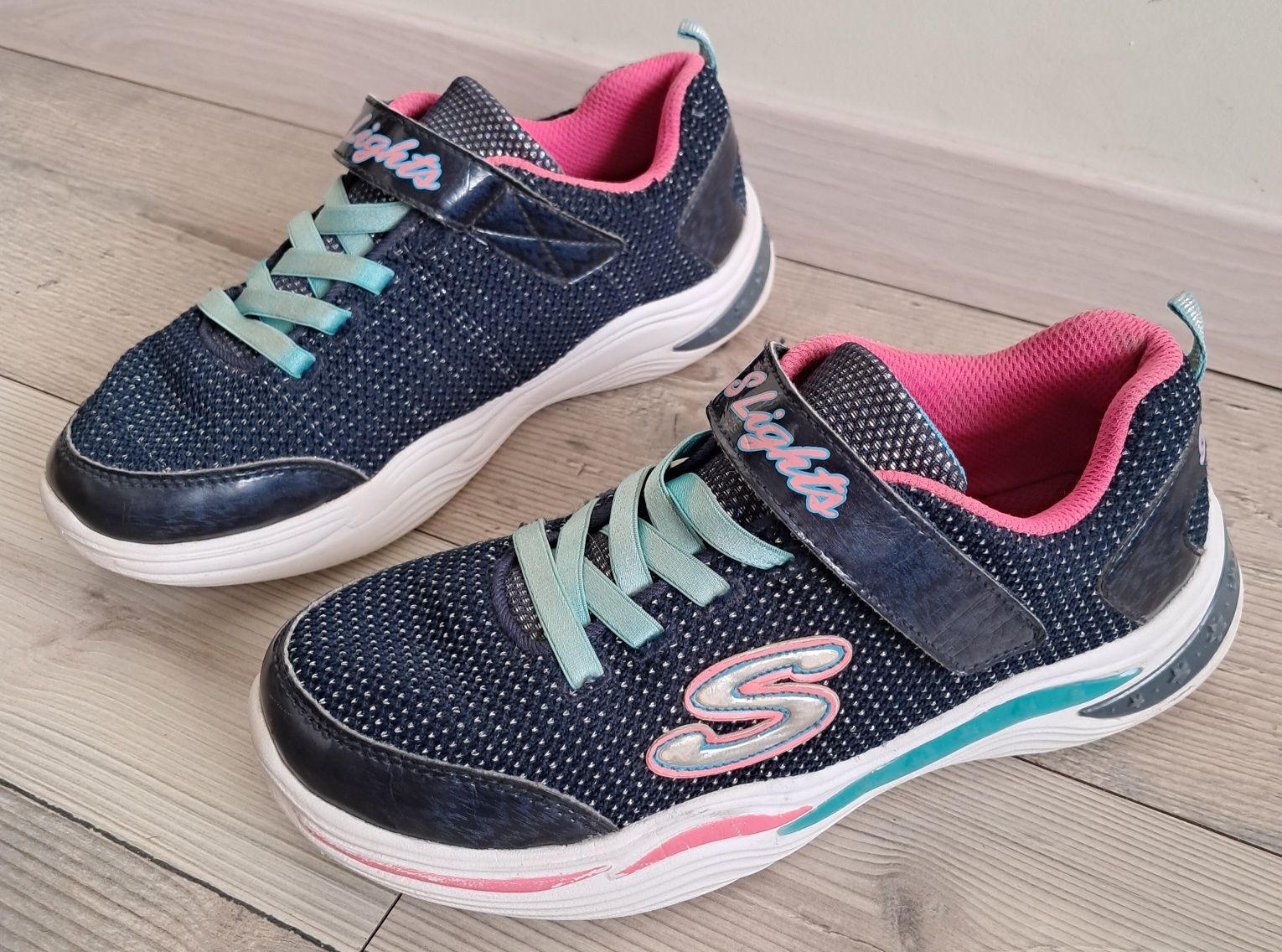 Кросівки Skechers з блимаючим світлом на підошві (р.36)