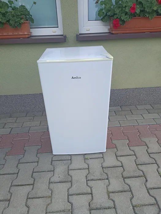 Продається невеликий холодильник для студентів AMICA R064WW8F