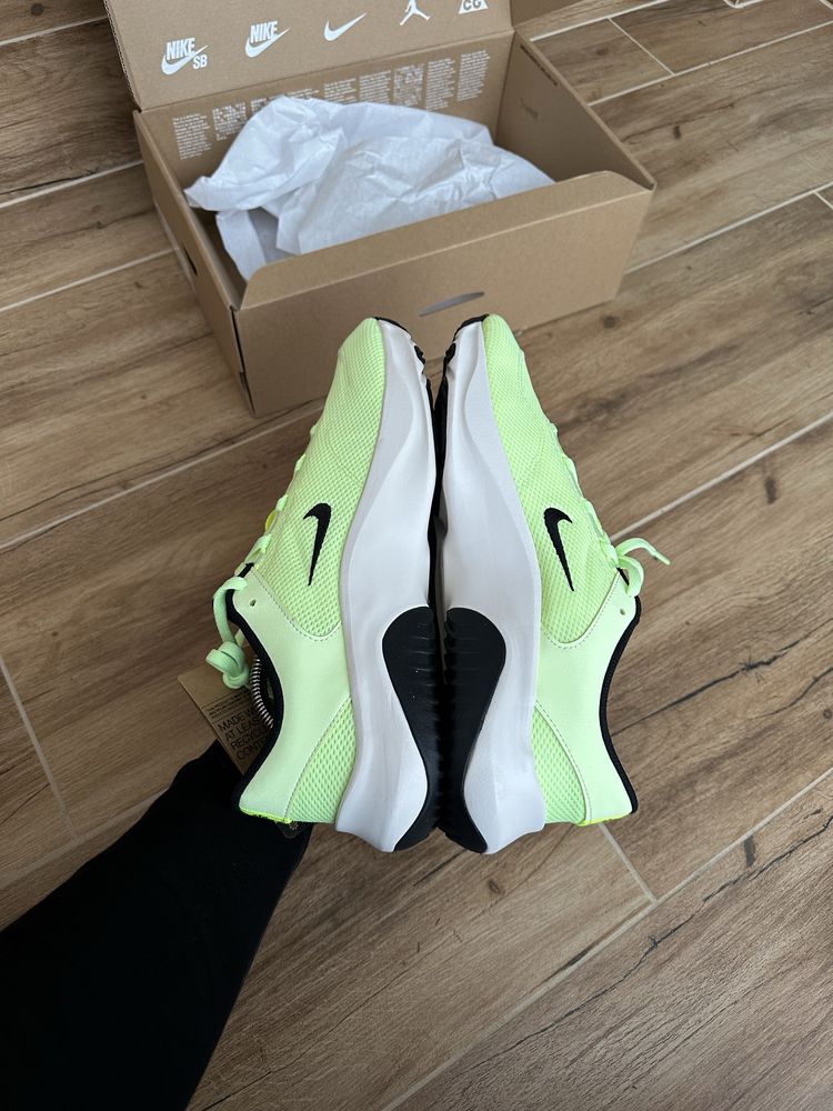 Кроссовки Nike Legend Essential