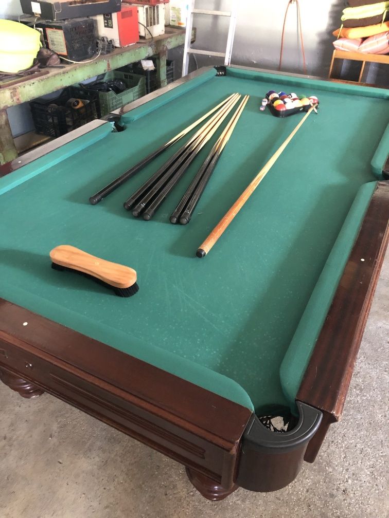 Mesa de snooker com acessórios