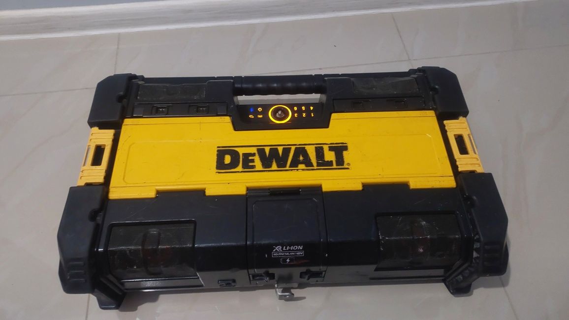 Будівельний радіоприймач DeWALT DWST1-75659