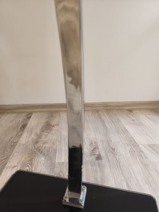 Czarny szklany stolik pod laptopa