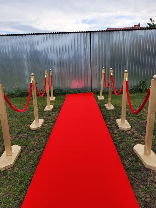 Słupki odgrodzeniowe hotelowe czerwony dywan vip dekoracja ślub urodzi