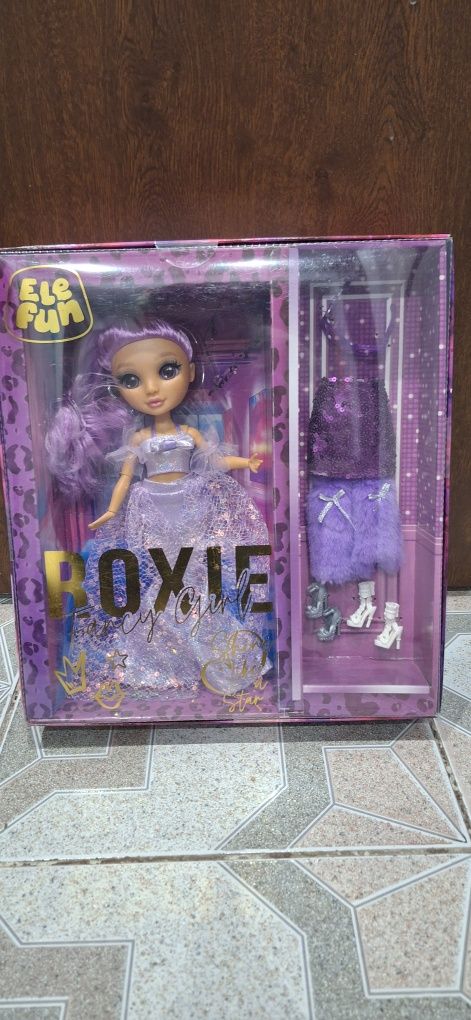 Lalka Roxie z fioletowymi włosami.