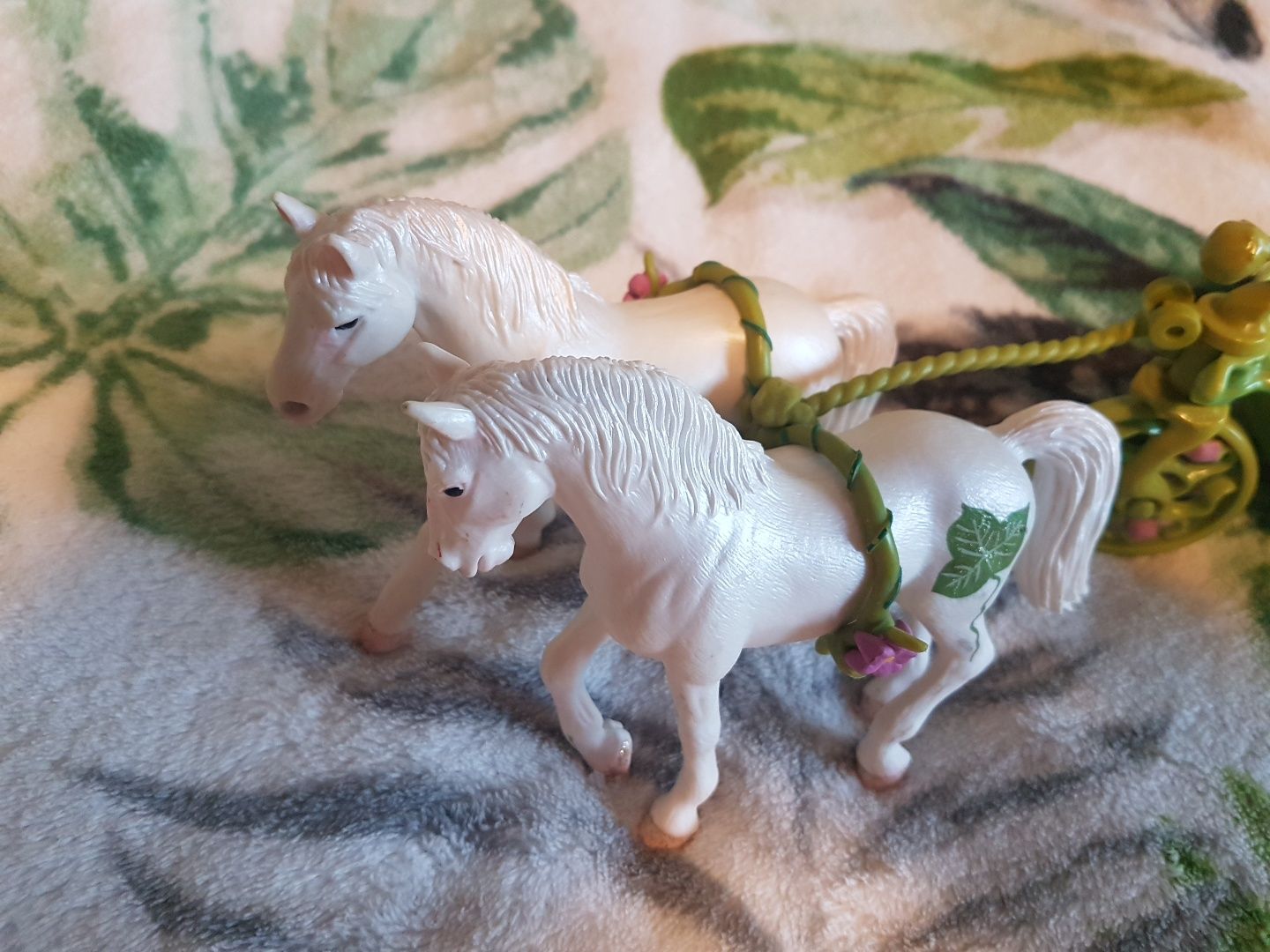Baśniowe konie Schleich plus Kareta
