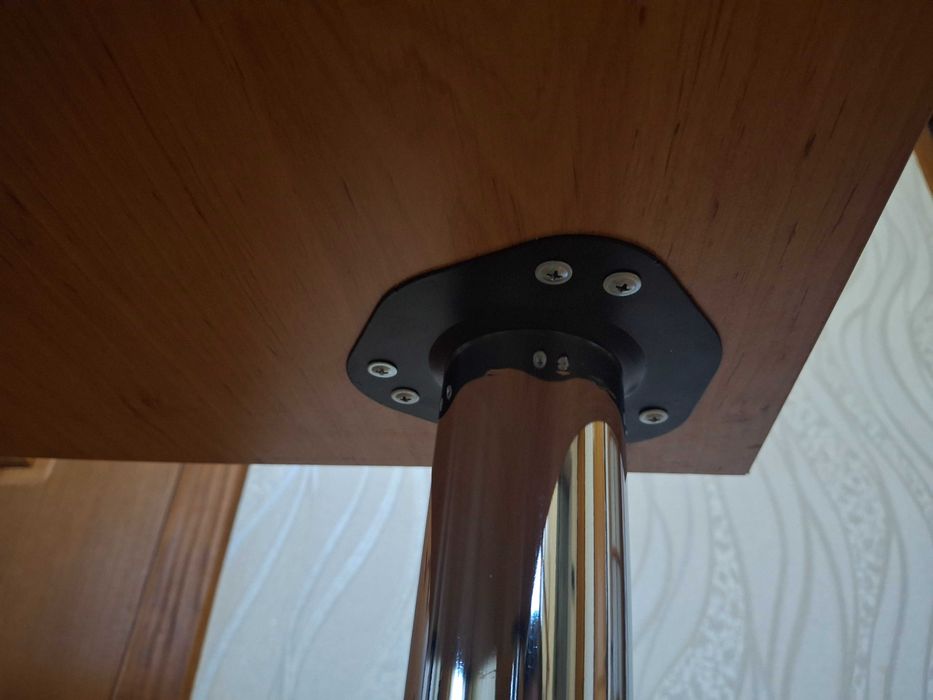 Стіл для кухні або кав'ярні