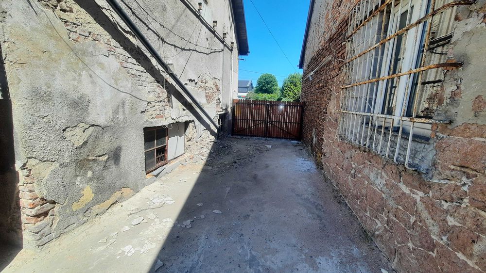 Lokal handlowy o pow. 110 m kw. położony w Tenczynku przy rynku