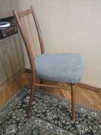 Недорого стул деревянный с мягкой сидушкой.