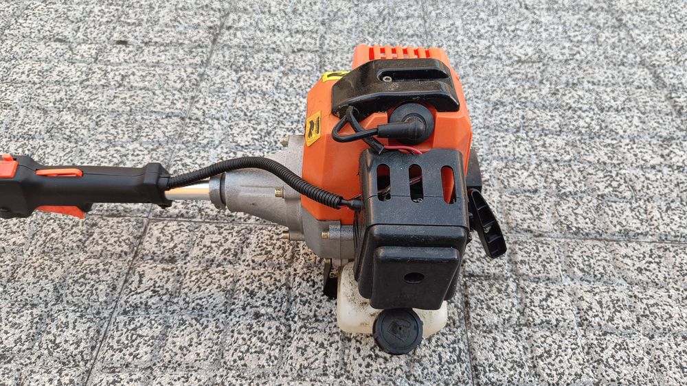 Roçadeira de relva a gasolina - BÜCHER KRAFT.