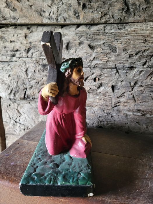 Figurka Pan Jezus dźwigający krzyż Droga krzyżowa