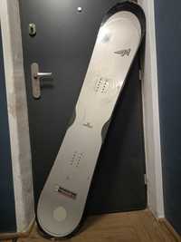 Snowboard Nidecker Megalight 2 wide do jazdy po puchu.