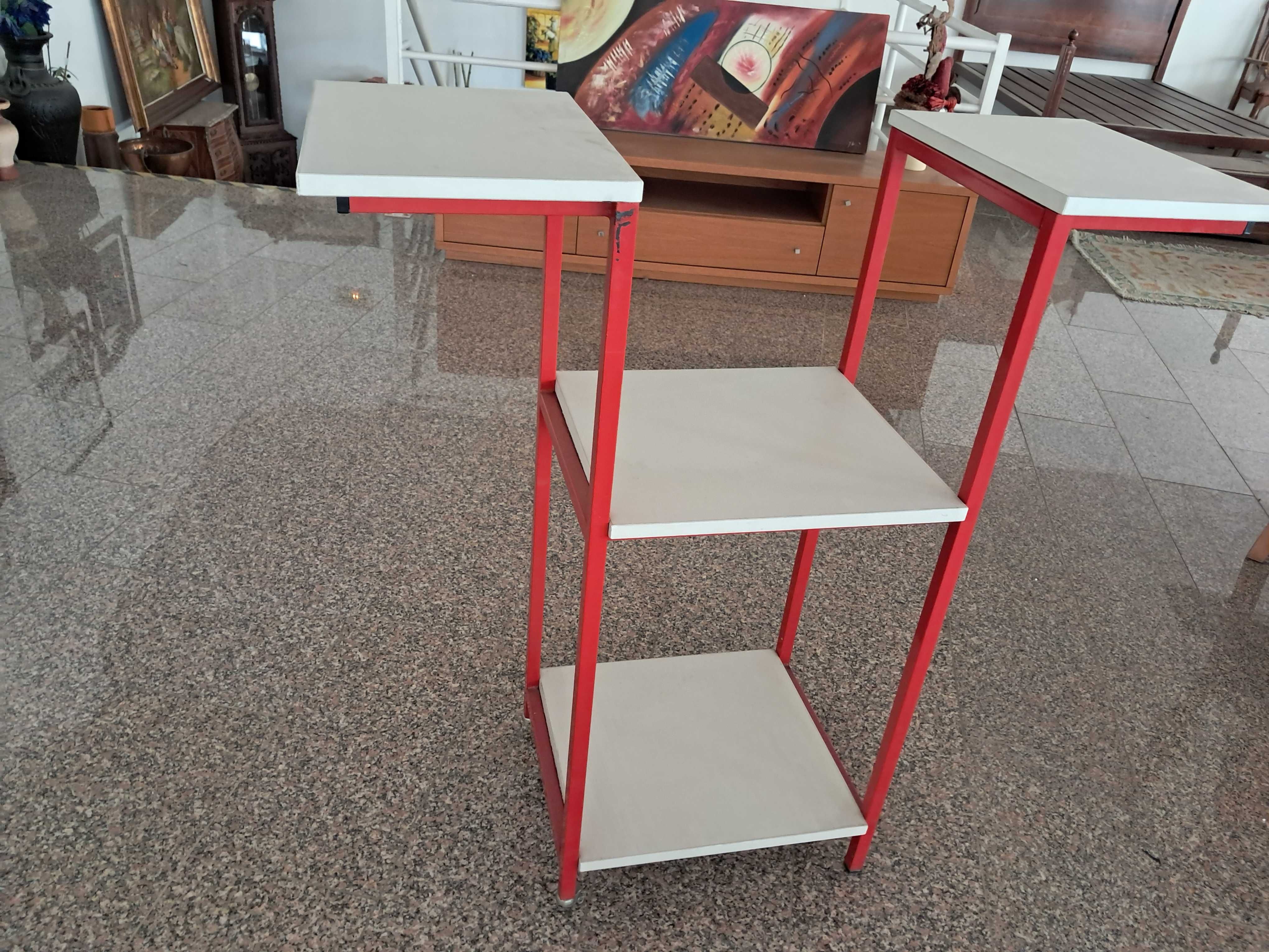 Suporte para retroprojetor escolar com rodas