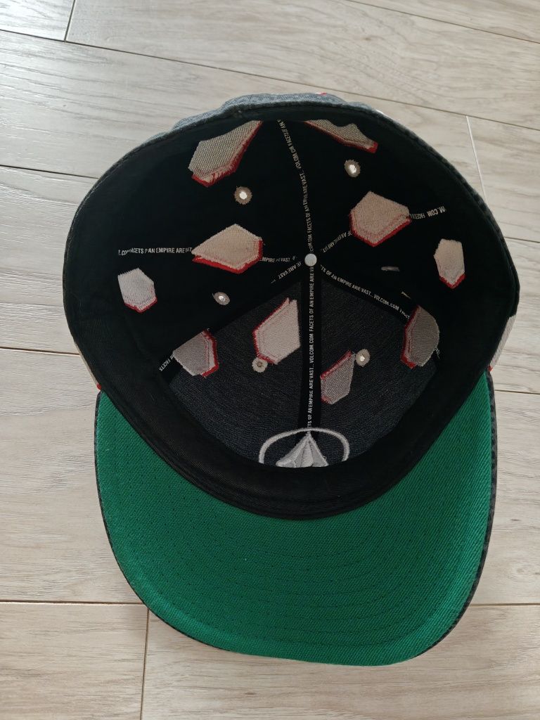 Nowa czapka z daszkiem Volcom