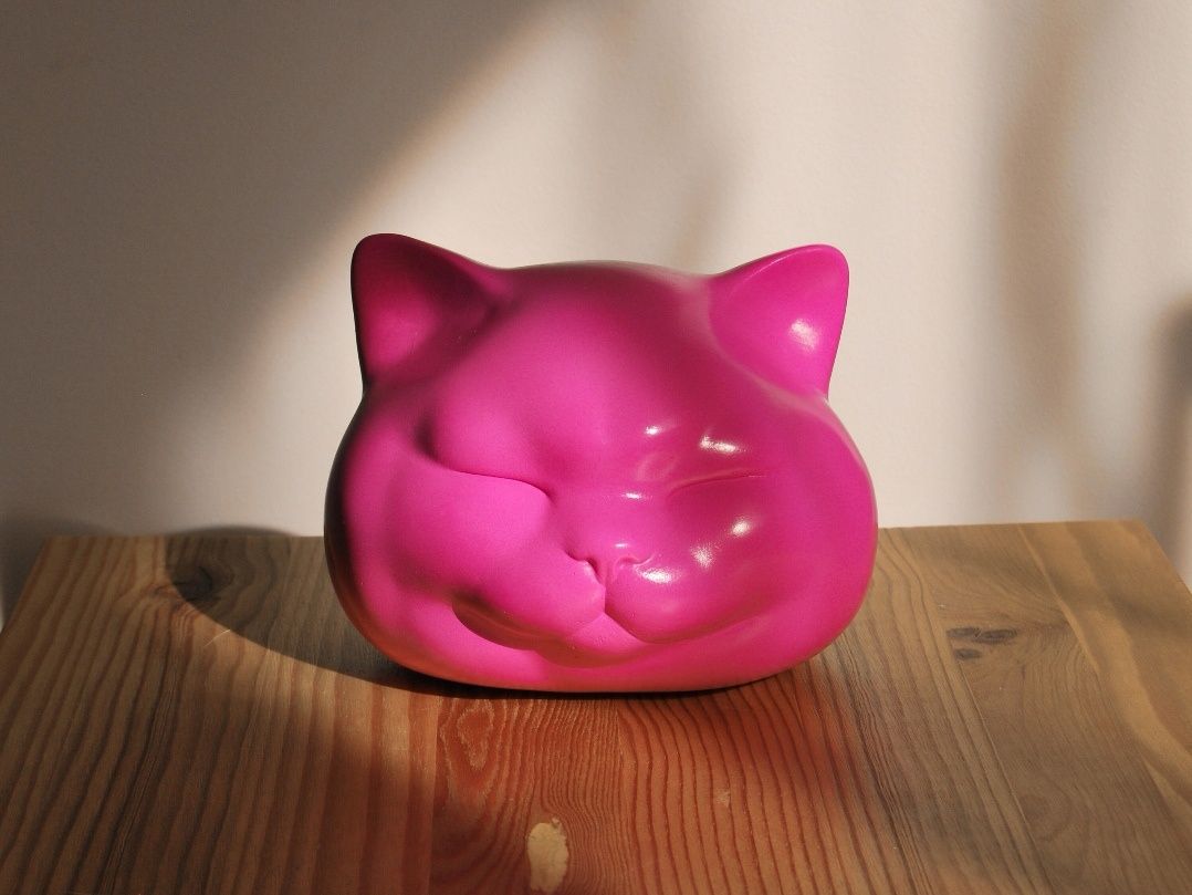 Różowa rzeźba kota