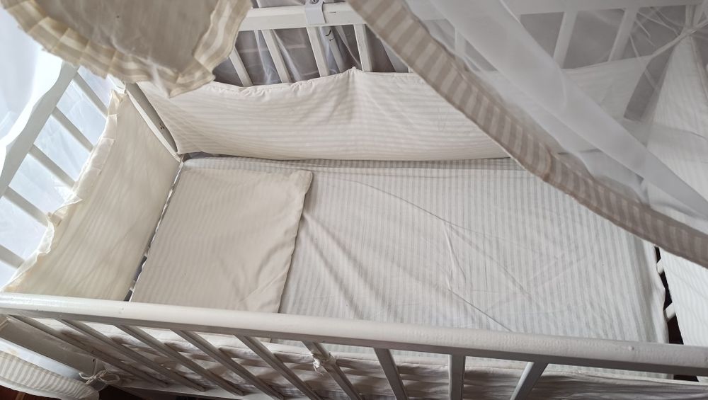 Дитяче дерев'яне ліжечко