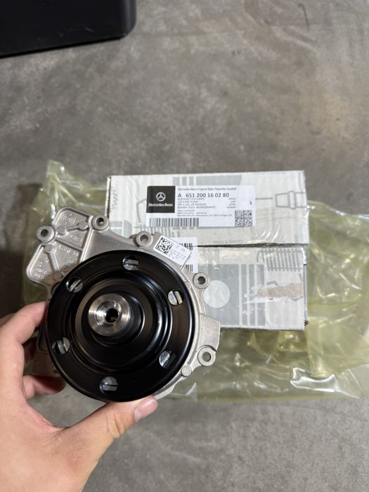 Помпа водяна насос ОМ651 вакуумна 2.2 Sprinter W906 W907 спрінтер