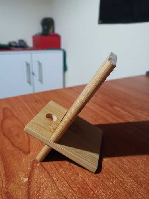 suporte em madeira para smartphone