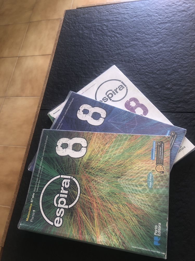 2 Livros Escolares "Espiral 8" Parte 1 e 2 do 8ºano em bom estado