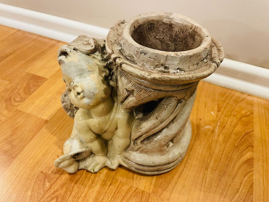 Ceramiczny Aniołek z miejscem na wkład od znicza dekoracja ozdoba
