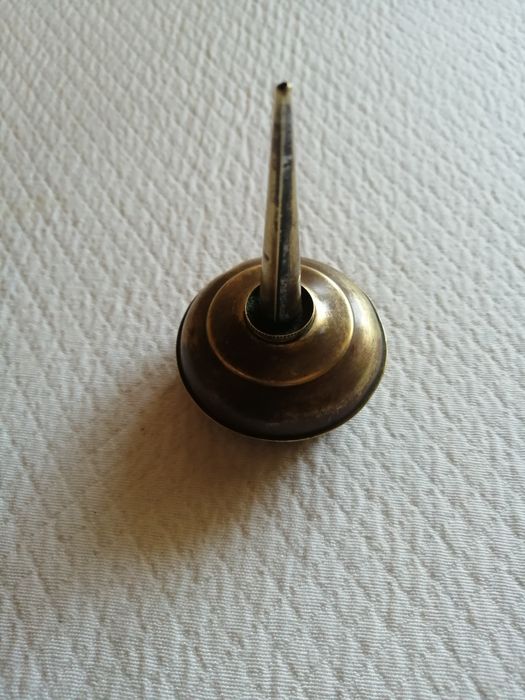 Almentolia antiga em latão