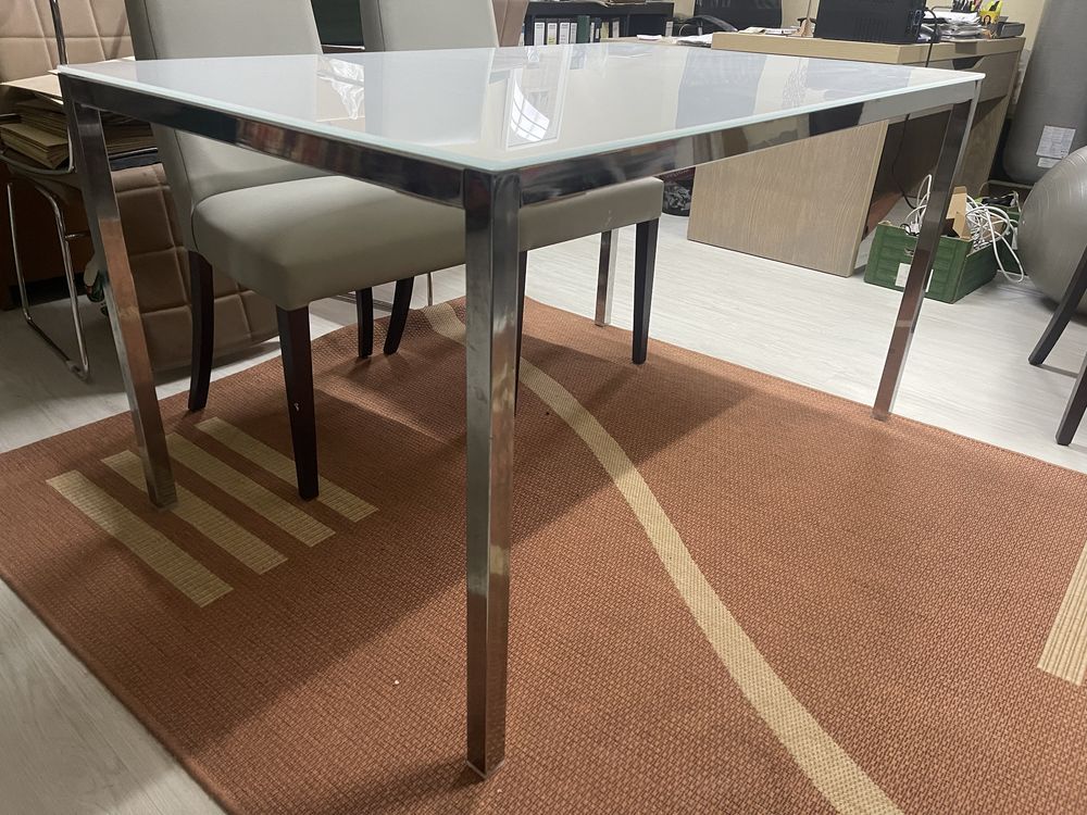 Mesa de cozinha com tampo em vidro