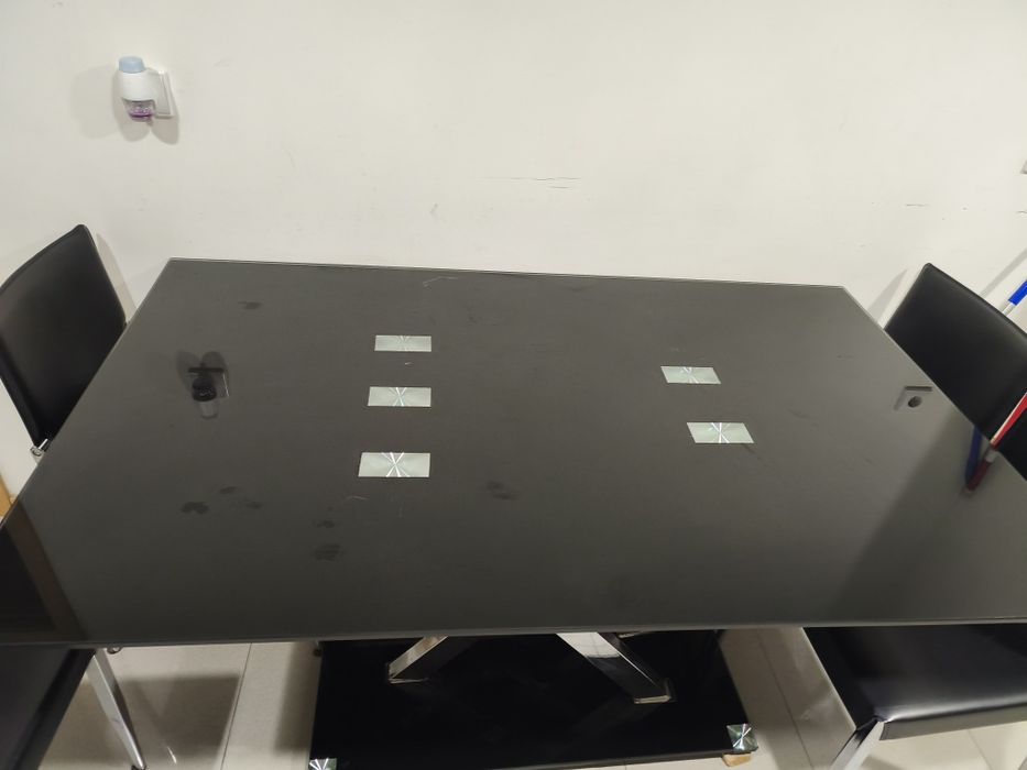 Mesa de vidro com 4 cadeiras