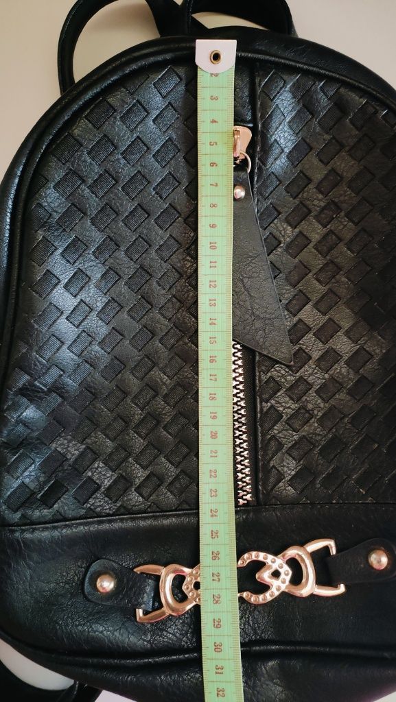 Mochila preta com detalhes