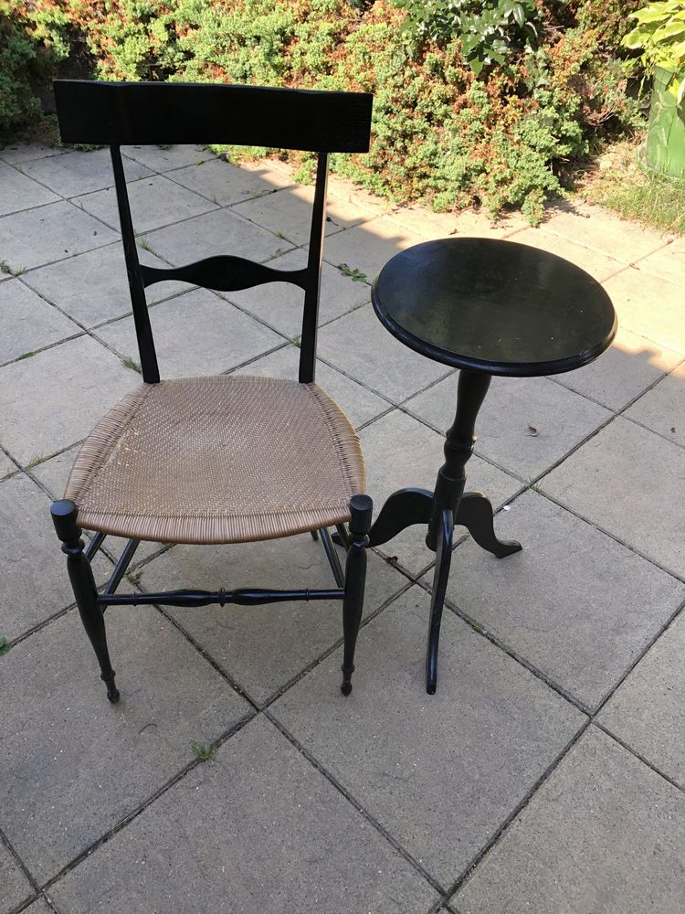 Zabytkowy stolik z krzesłem
