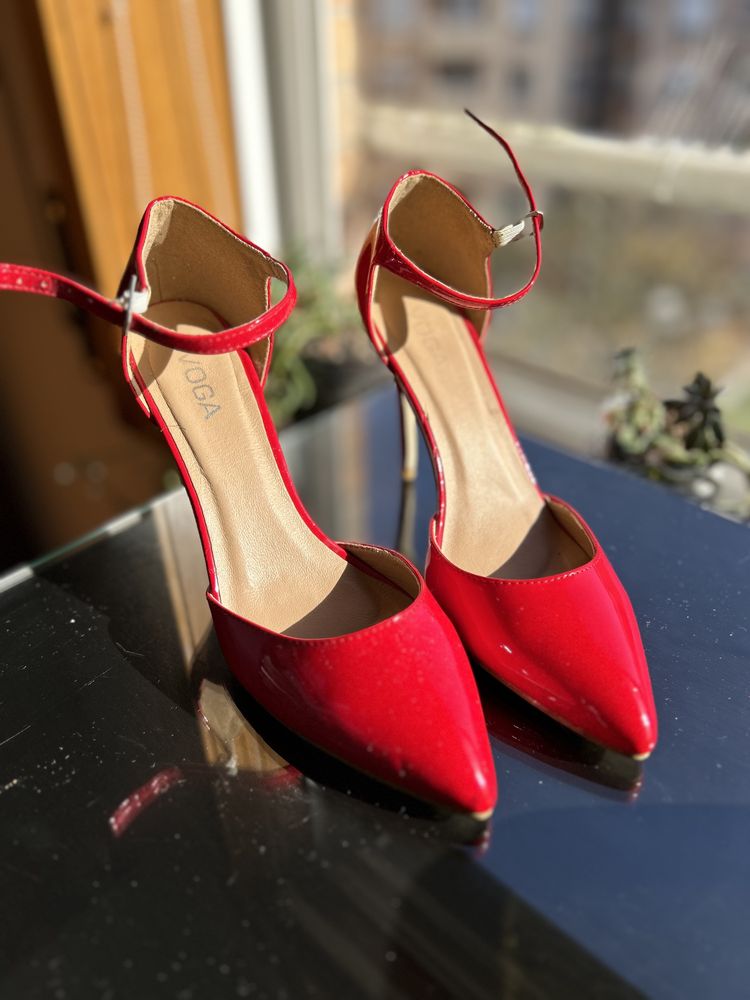 Sapatos como novos,  de salto, vermelho.