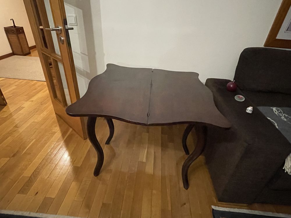 Mesa de apoio com abertura