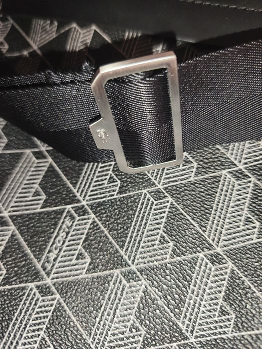 Lacoste Mala Tiracolo Preta com Monograma Lacoste .