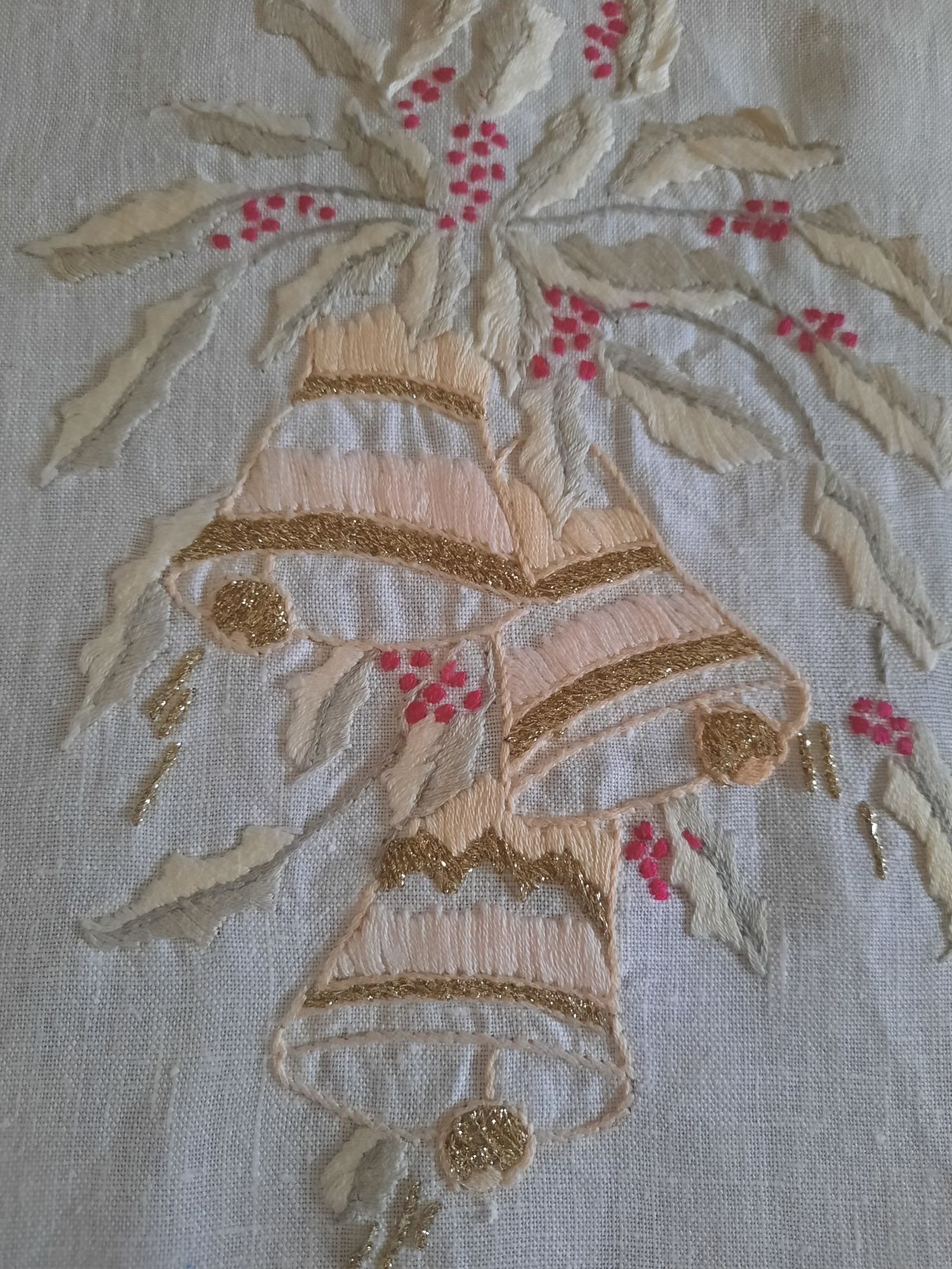 Lniany bieżnik z ręcznym haftem I mereżką 97x40 cm.