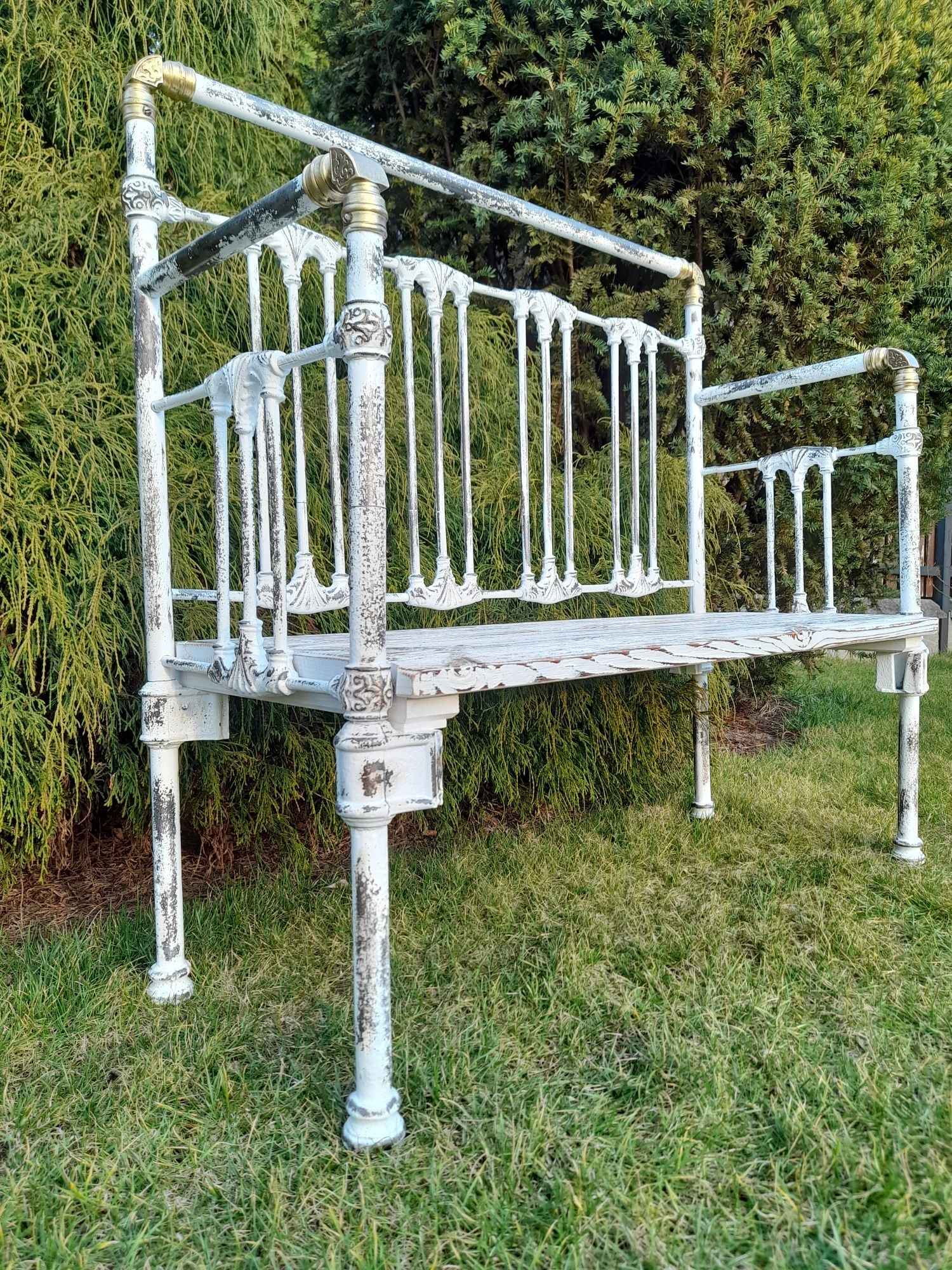 Metalowa stara ławka.
