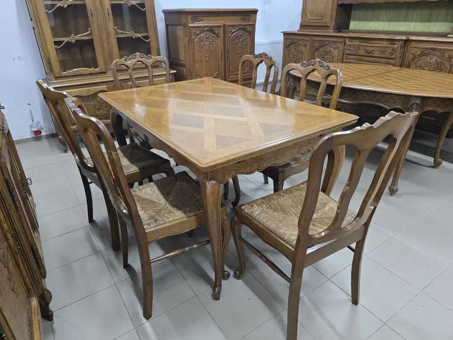 Komplet mebli w stylu ludwikowskim –komoda, witryna i stół z krzesłami