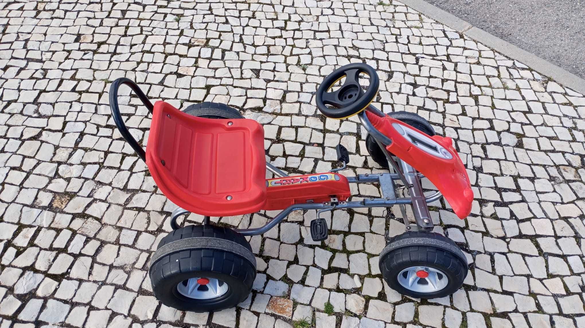 Carrinho a pedais - Go Kart Injusa, com banco ajustável. Bom estado.