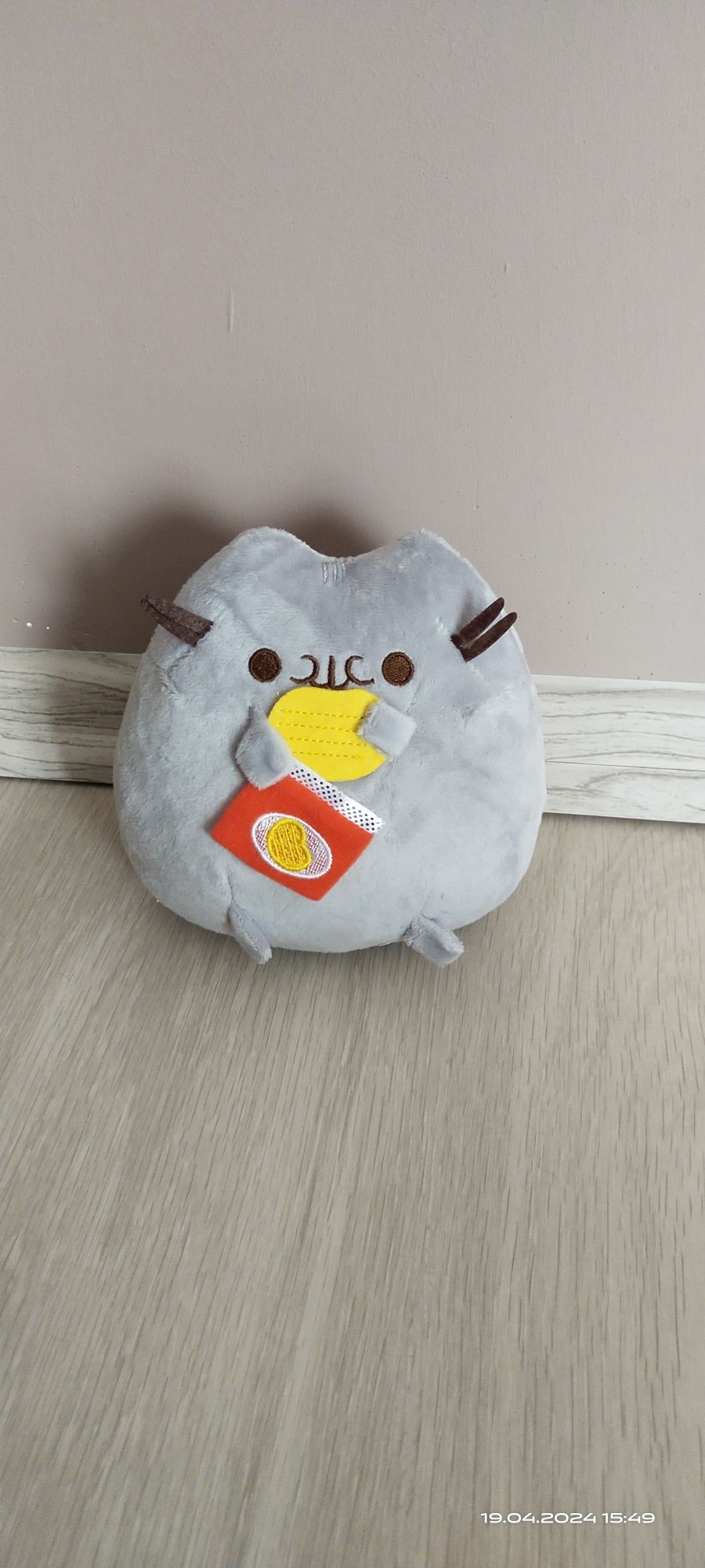 Maskotka Pusheen z chipsem