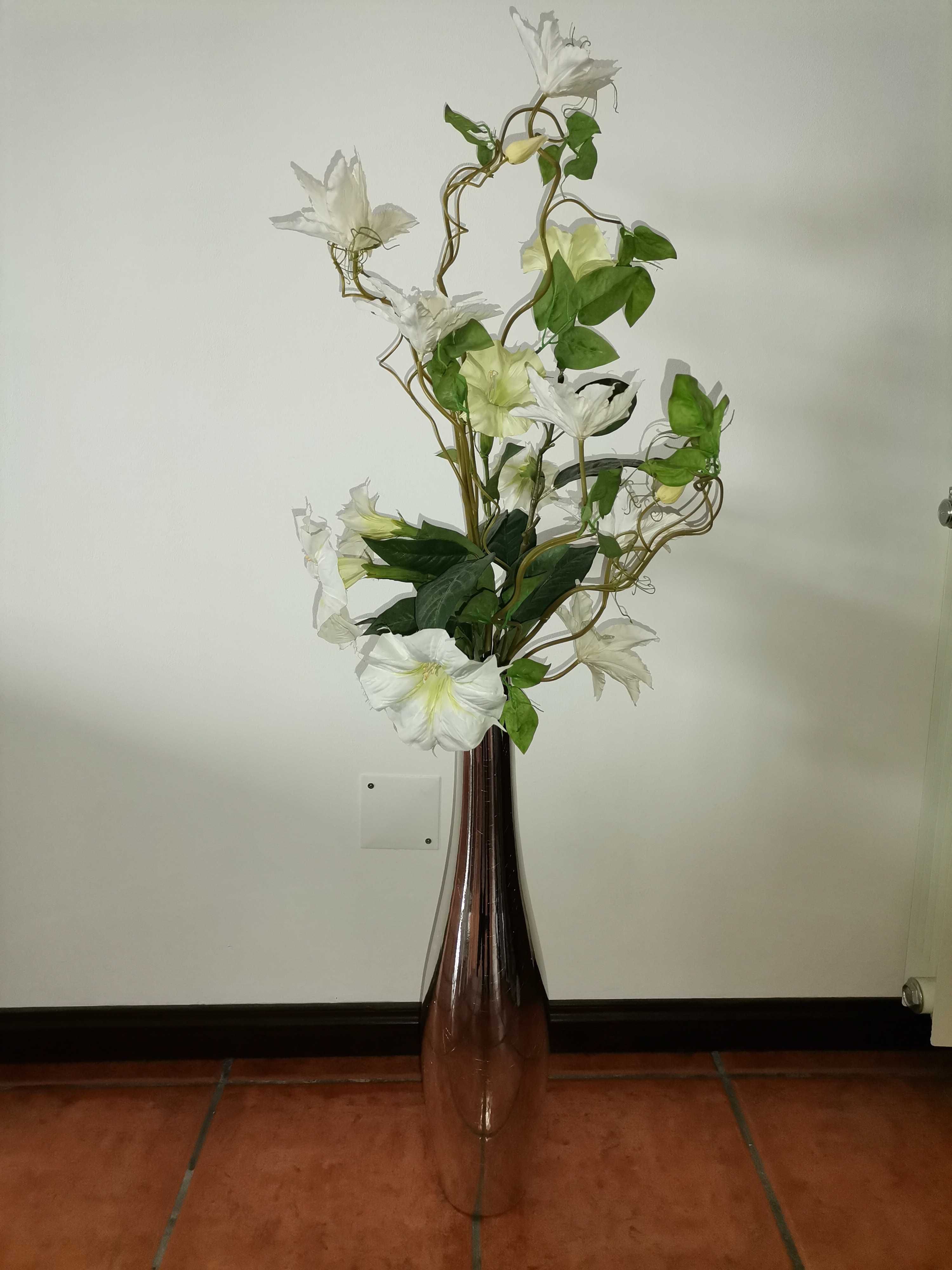 Jarra cerâmica com flores artificiais